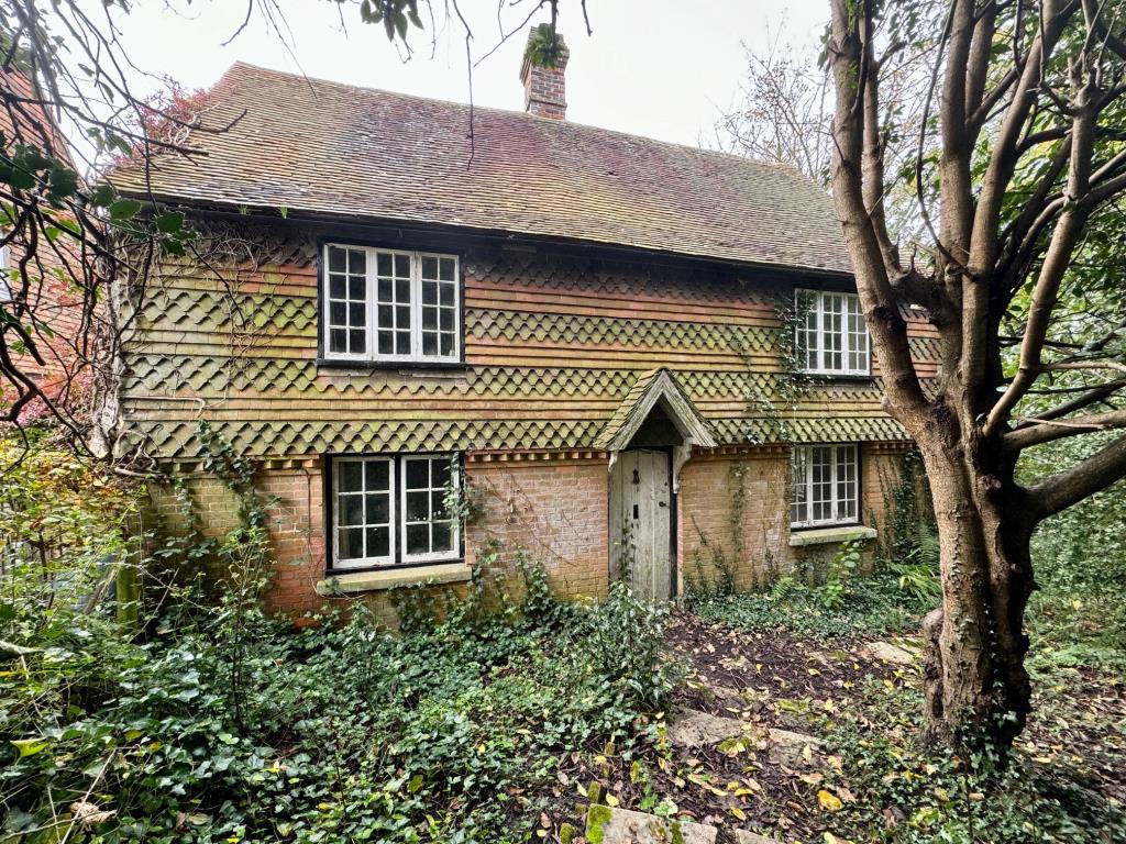 Lot: 132 - DETACHED PERIOD HOUSE FOR IMPROVEMENT - Front of property